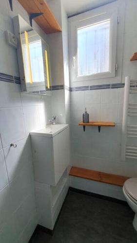 La salle de bains est pourvue de toilettes, d'un lavabo et de 2 fenêtres. dans l'établissement *L'Anatole*/Haute Ville/TULLE, à Tulle