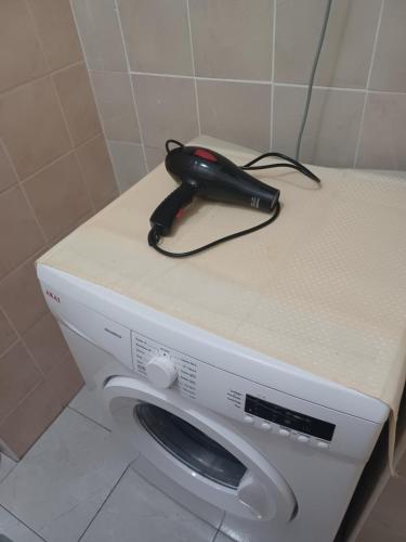 ナポリにあるB&B Appartamenti Napoliの洗濯機の上に座る黒い電話