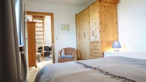 - une chambre avec un lit et un mur en bois dans l'établissement Ankerplatz, à Garding