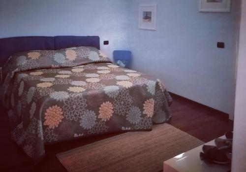 1 dormitorio con 1 cama con edredón marrón en La Palma, en Viareggio