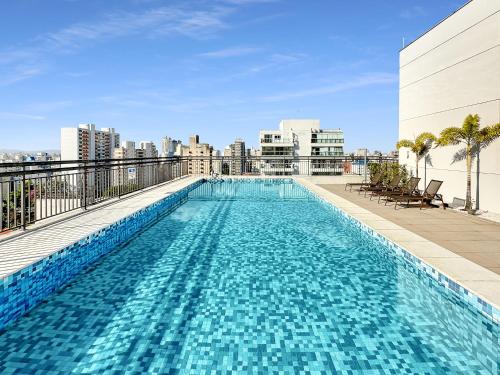 a large swimming pool on the roof of a building at Lindo apartamento ao lado Shop Frei Caneca e do Parque Augusta in Sao Paulo