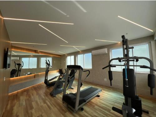 Un gimnasio con tres máquinas de correr en una habitación. en Dora Residence, en Río de Janeiro