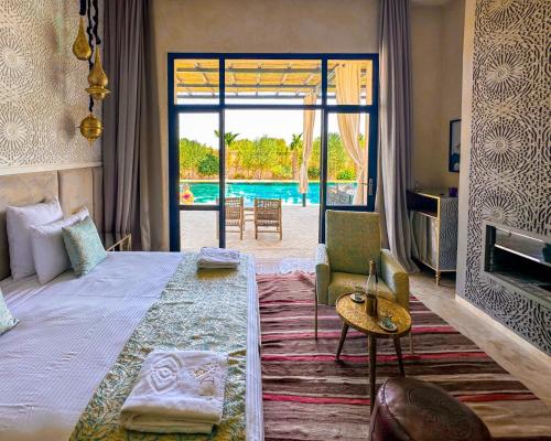 1 dormitorio con cama y vistas a la piscina en Al Destino Villa Riad Spa Luxury Marrakech, en Marrakech