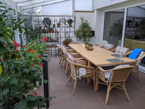 un patio al aire libre con mesa de madera y sillas en Praktisches Gästezimmer für eine Person, en Bergisch Gladbach