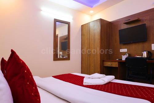een hotelkamer met een bed en een bureau bij Hotel Park suites in New Delhi