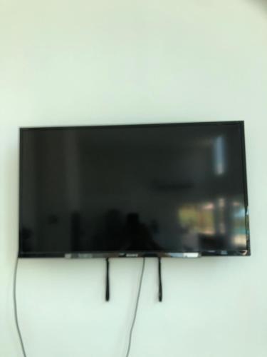a flat screen tv hanging on a wall at Casa Quinta en Aregua in Patiño