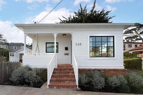 uma casa branca com uma escada em frente em 3917 Casa Blanca home em Pacific Grove