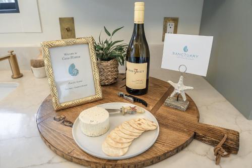 uma mesa com um prato de pão e uma garrafa de vinho em 3917 Casa Blanca home em Pacific Grove