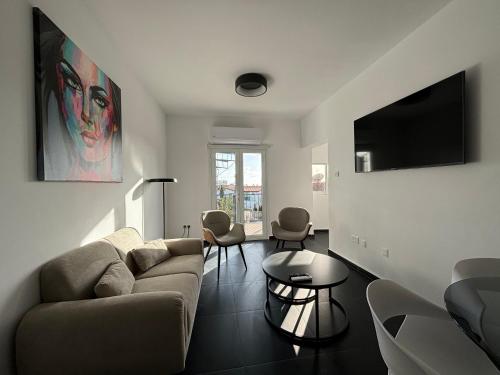 salon z kanapą i telewizorem w obiekcie Venus Seaview 2B, Rooftop, PRIME Location, Paphos w Pafos