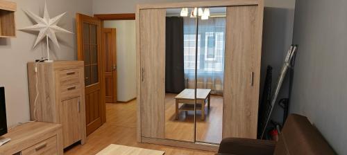 een spiegel in een kamer met een tafel en een stoel bij Cozy 1-bedroom apartment in the heart of Jurmala in Jūrmala