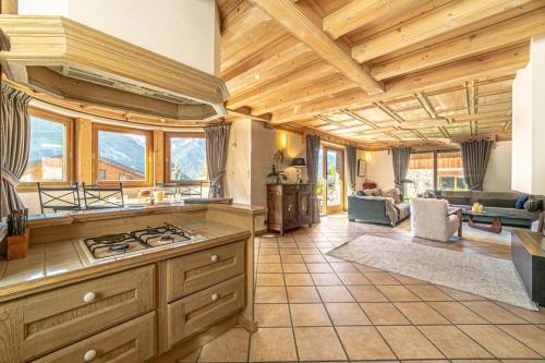 Il comprend une cuisine équipée d'une cuisinière et un salon. dans l'établissement Chalet L'éclipse, Champagny, La Plagne/Paradiski, à Champagny-en-Vanoise