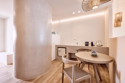 a kitchen and dining room with a table and chairs at Civitas Milos in Adamas