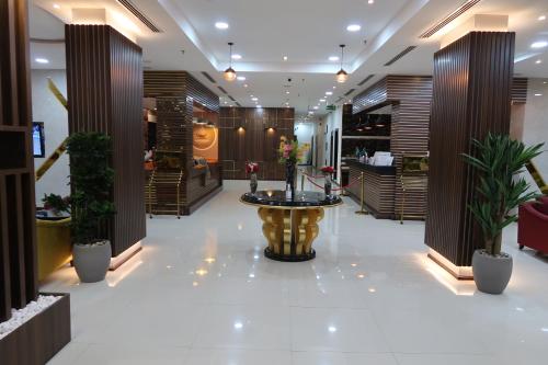a lobby with a round table in the middle of a building at فندق جوافة اللوتس in Najran