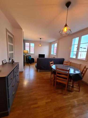 un salon avec une table et un canapé dans l'établissement Le Nid des Ducs - Gare et Cité gastronomique, à Dijon