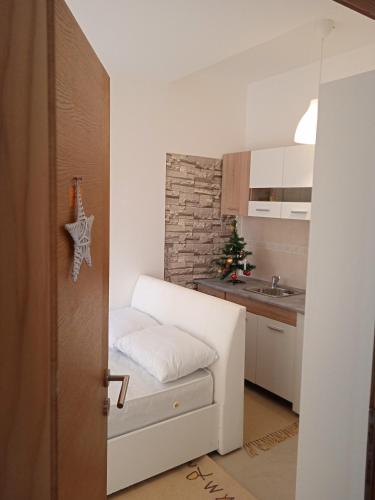 a small kitchen with a white bench in a room at APARTMANSKI SMEŠTAJ SOLARIS kod Aqua Parka STUDIO APARTMANI in Soko Banja