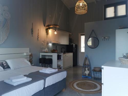 um quarto com uma cama e uma pequena cozinha em Boho Sisi Resort em Sissi