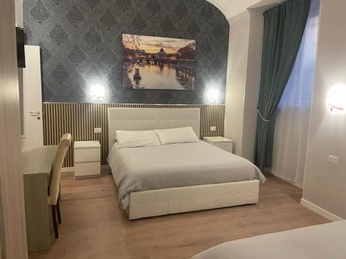 um quarto com uma cama e um quadro na parede em Holiday House Roma Vaticano em Roma