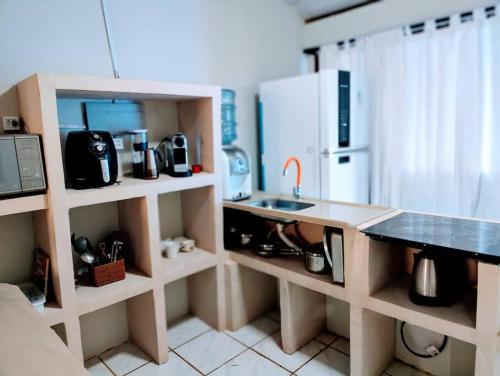 una pequeña cocina con encimera y fregadero en Casa Beco do Céu, en Fernando de Noronha