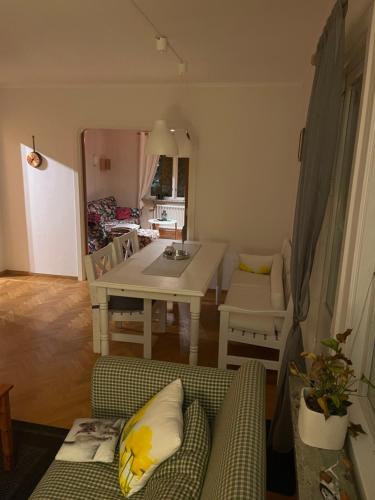 uma sala de estar com uma mesa e um sofá em Bootsmanns Hütte 7 Personen em Virserum