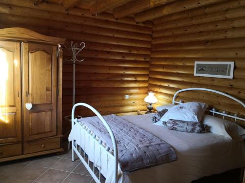 a bedroom with a bed in a wooden wall at Chalet con vistas al lago Matemale en Les Angles in Les Angles