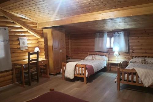 a bedroom with two beds in a log cabin at Chalet con vistas al lago Matemale en Les Angles in Les Angles