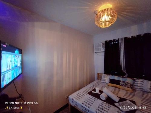 une chambre avec une télévision à écran plat et une chambre avec une table dans l'établissement La Caša Dulce Staycation Main Account, à Imus