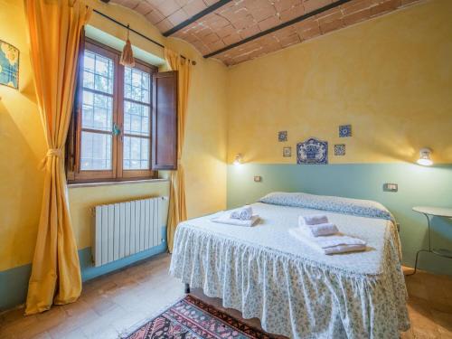 een slaapkamer met een bed en een raam bij Agriturismo Mulinaccino in Fabro