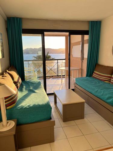une chambre d'hôtel avec deux lits et un balcon dans l'établissement Cannes apartment with sea view, aircondition and parking, à Cannes