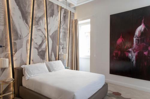 Un dormitorio con una cama blanca y una gran pintura en BDB Rooms Navona en Roma