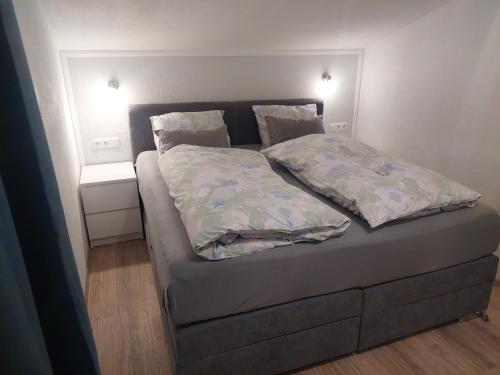 uma cama com duas almofadas num quarto em Haus Holzer em Dorfgastein