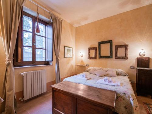 a bedroom with a bed with towels on it at Agriturismo Mulinaccino in Fabro