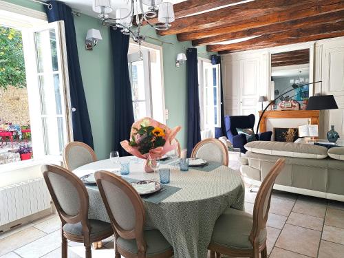 - une salle à manger avec une table et des chaises dans l'établissement gite Chezelle, à Saint-Georges-sur-Cher