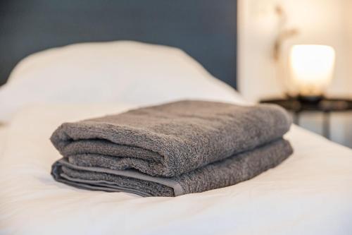 a pile of towels sitting on top of a bed at Studio U1 in bester Lage in Radolfzell am Bodensee
