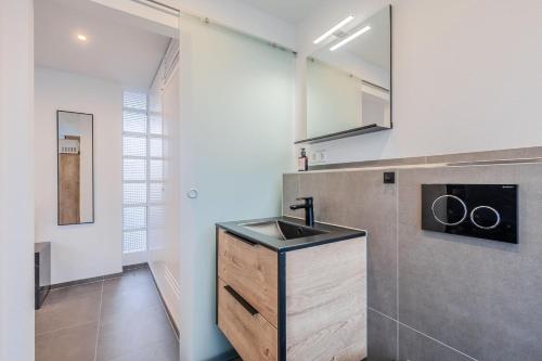 a bathroom with a sink and a mirror at Studio U1 in bester Lage in Radolfzell am Bodensee