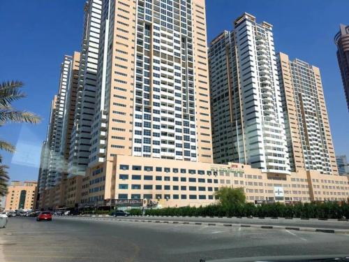 um grande edifício com edifícios altos numa cidade em Holiday Home Master bed room in Ajman city UAE em Ajman