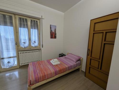 Habitación pequeña con cama y puerta en Holiday House 2, en Villamagna