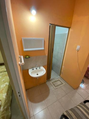 uma pequena casa de banho com WC e lavatório em Casa para 4 personas, DOS HABITACIONES, excelente ubicación a 30 metros del casino, y a 50 metros de la parte principal de costanera , equipada entera, wifi em Gualeguaychú