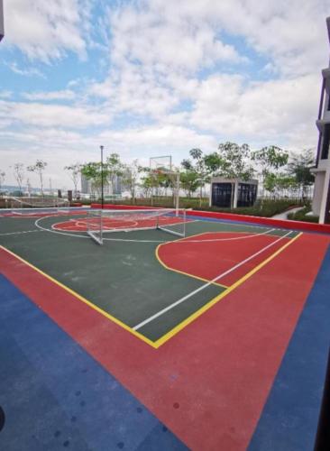 una cancha de baloncesto con varias redes. en Studio@Astetica, en Seri Kembangan