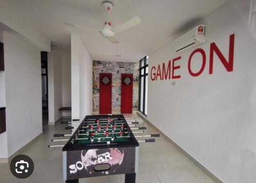 Habitación con sala de juegos con tablero de ajedrez en Studio@Astetica, en Seri Kembangan
