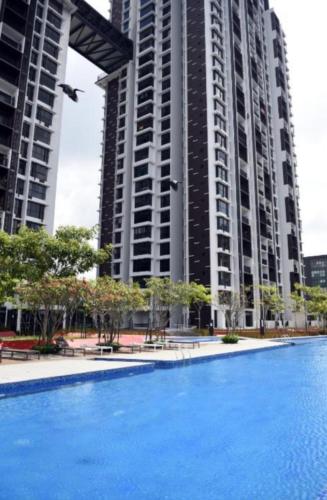 un gran edificio con una gran piscina azul en Studio@Astetica, en Seri Kembangan