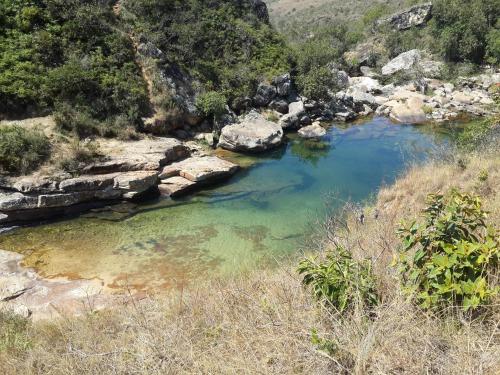 una piscina de agua con rocas en un río en Cabaña el Gaque, en Curití