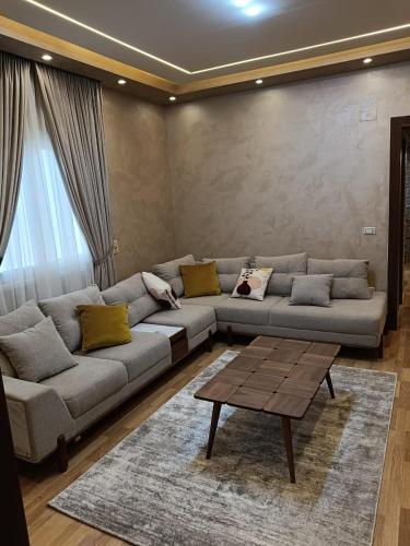 un soggiorno con divano e tavolino da caffè di شقة ألترا لوكس بالمهندسين a Il Cairo