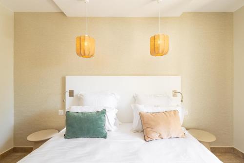 Кровать или кровати в номере Hotel des Lices