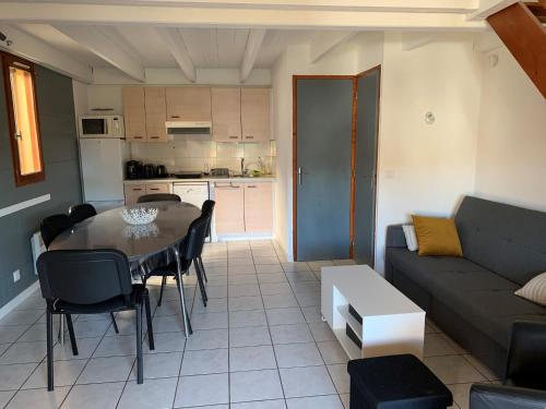 un salon avec une table et un canapé dans l'établissement Maison Vias plage, plage à 500 m, à Vias