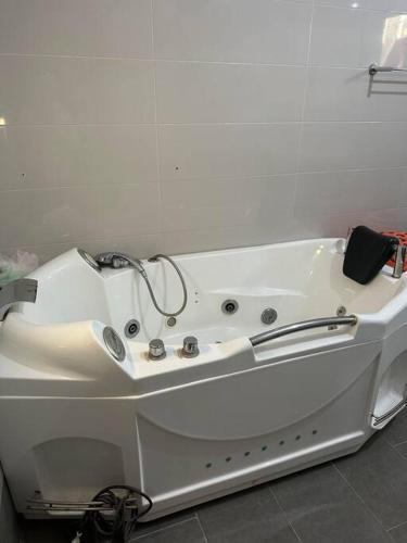 a large white bath tub in a bathroom at Villa spacieuse 200 m à la plage in Zarzis