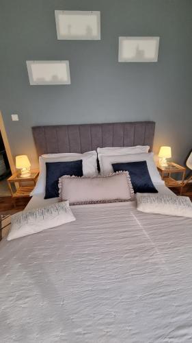 1 cama blanca grande con 2 almohadas en Apartment Ana, en Zadar