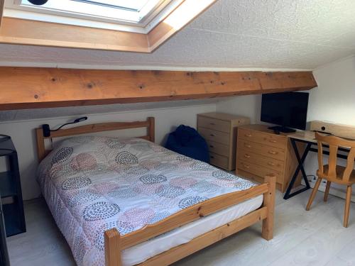 une chambre avec un lit superposé et un bureau dans l'établissement Maison Vias plage, plage à 500 m, à Vias