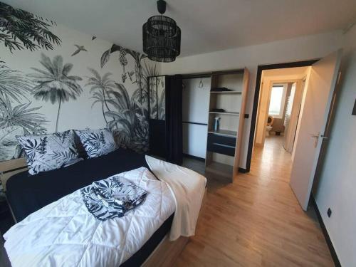 מיטה או מיטות בחדר ב-Charmant appartement avec vue mer