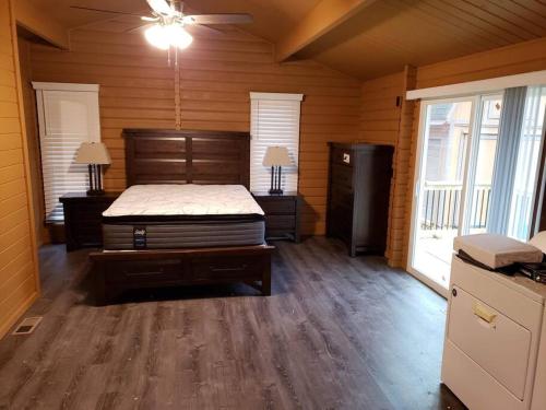1 dormitorio con 1 cama, 2 mesitas de noche y 2 lámparas en Beaver Lake Arkansas Luxury Cabin, en Rogers