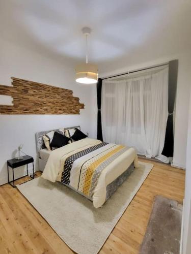 um quarto com uma cama grande e um sofá em appartement style haussmannien em Bruxelas